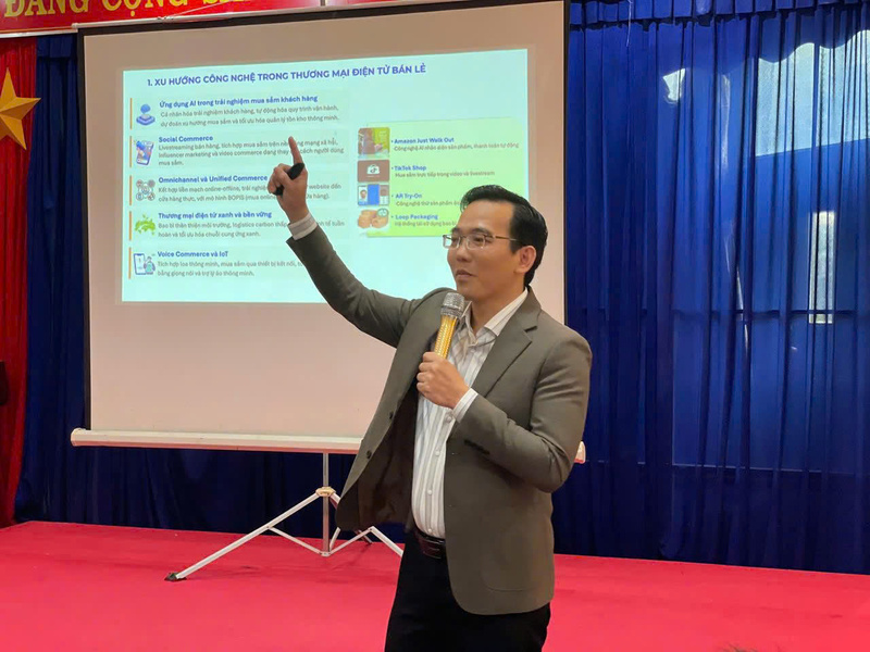 Đẩy mạnh ứng dụng thương mại điện tử cho các chủ thể OCOP 1 Ông Võ Văn Khanh, Trưởng đại diện Hiệp hội Thương mại điện tử Việt Nam khu vực miền Trung cung cấp cho các học viên những kiến thức cơ bản, cần thiết trong việc phát triển TMĐT cũng như ứng dụng AI trong thương mại số.