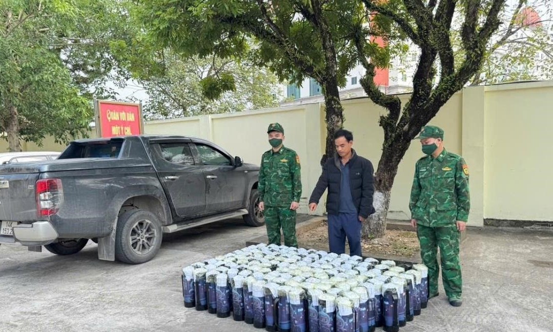 Đối tượng Lê Văn Hưng và tang vật bị lực lượng Bộ đội Biên phòng tỉnh Quảng Ninh phát hiện, bắt giữ. Ảnh: Xuân Hùng Đối tượng Lê Văn Hưng và tang vật bị lực lượng Bộ đội Biên phòng tỉnh Quảng Ninh phát hiện, bắt giữ. Ảnh: Xuân Hùng