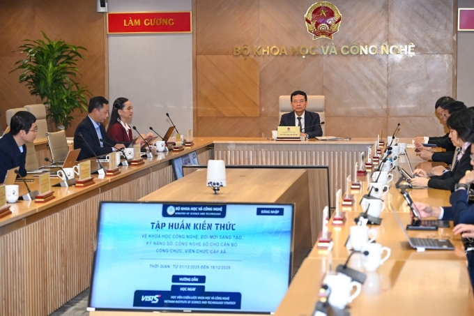 Khai giảng khóa tập huấn chuyên môn, nghiệp vụ cho cán bộ, công chức, viên chức cấp xã, sáng 1/12. Ảnh: Minh Sơn