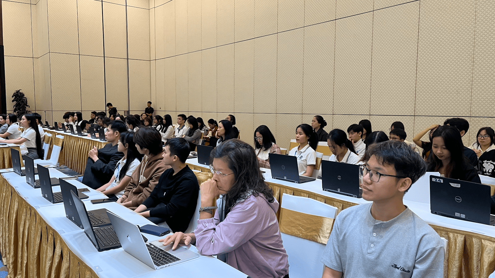 Hội thảo về ứng dụng các giải pháp và xu hướng mới trong thương mại điện tử cho sinh viên 1 2025 12 15 08 44 001 21302