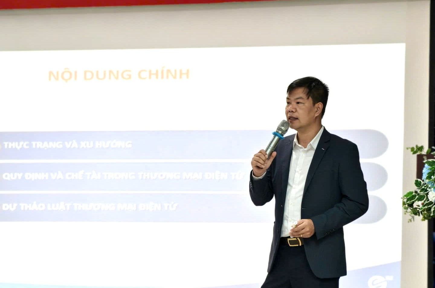 Hội thảo về ứng dụng các giải pháp và xu hướng mới trong thương mại điện tử cho sinh viên 2 2025 12 15 08 44 002 b23a6