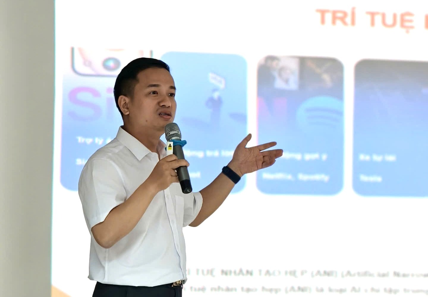 Hội thảo về ứng dụng các giải pháp và xu hướng mới trong thương mại điện tử cho sinh viên 3 2025 12 15 08 44 003 2a48e