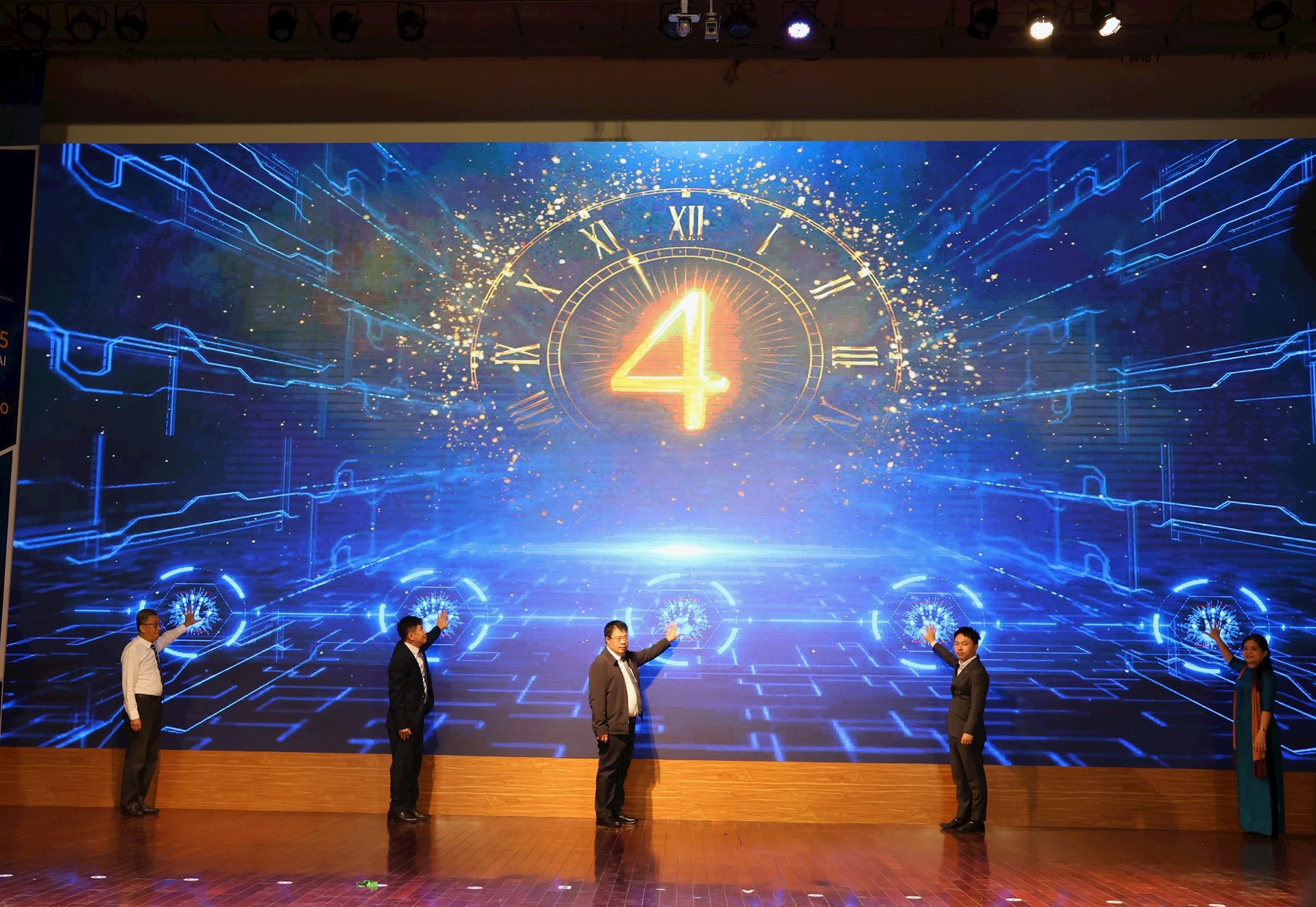 Kết nối cung - cầu công nghệ, tăng tốc chuyển đổi số 1 Các đại biểu cùng bấm nút khai trương Cổng thông tin kết nối cung cầu công nghệ