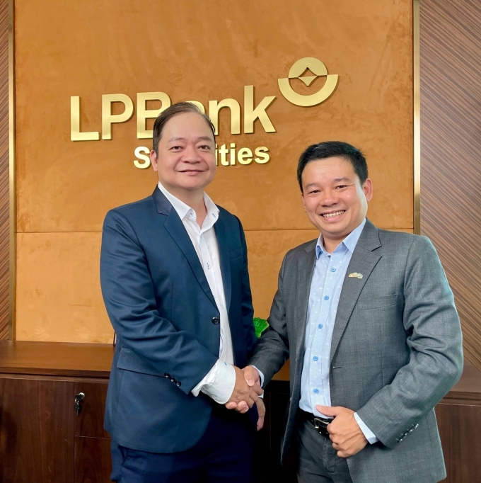 Ông Lê Nguyên Dũng (phải), Giám đốc điều hành Cloudvalley Việt Nam và ông Hoàng Công Nguyên Vũ, Giám đốc điều hành Khối Vận hành LPBS. Ảnh: Cloudvalley Việt Nam