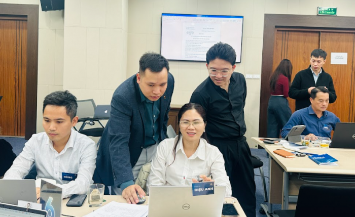 Ứng dụng AI để tối ưu hiệu suất và sáng tạo trong công việc 2 Cán bộ học viên Vinataba được chuyên gia đào tạo về ứng dụng AI và công nghệ số