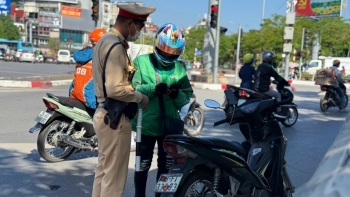 Xử lý hàng trăm tài xế che biển số, sử dụng điện thoại khi tham gia giao thông