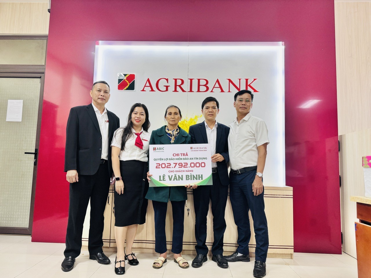ABIC Quảng Nam phối hợp Agribank Thăng Bình – Kế Xuyên chi trả quyền lợi bảo hiểm cho khách hàng vay vốn 1 5-1765362932.jpg