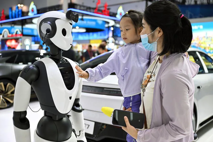 Người dân tương tác robot AI tại Triển lãm tiêu dùng quốc tế Trung Quốc Ảnh: XINHUA &8a.jpg