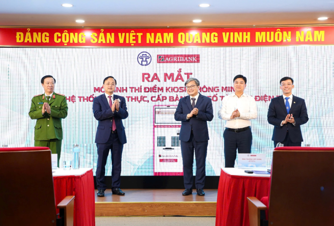 Các đại biểu tham dự lễ ra mắt mô hình thí điểm Kiosk thông minh và Hệ thống xác thực, cấp bản sao số tài liệu điện tử. Ảnh: Agribank