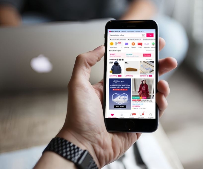 Người dùng mua hàng chính hãng trên Lazada. Ảnh: Lazada