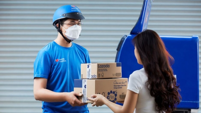 Nhân viên Lazada giao hàng tận tay người dùng. Ảnh: Lazada