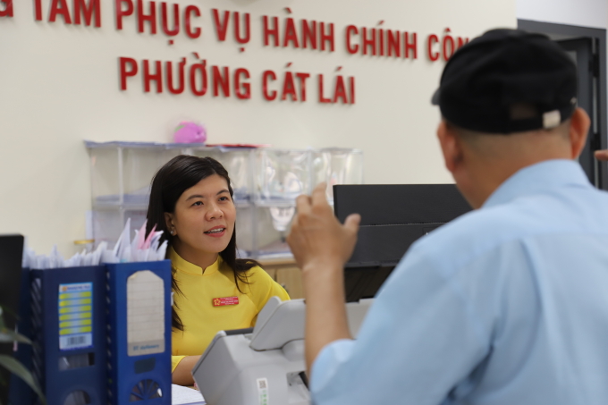 Sở Khoa học và Công nghệ hỗ trợ 54 phường, xã 2 Cán bộ Trung tâm phục vụ hành chính công phường Cát Lái trả lời thắc mắc của người dân khi đến làm thủ tục, ngày 17/9. Ảnh: Lê Tuyết