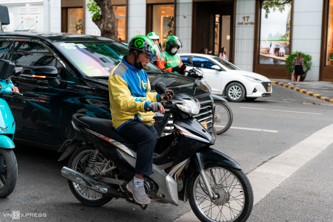 Xe ôm công nghệ, shipper tìm phương án chuyển đổi xe điện 1 Hà Nội hiện có hơn 110.000 người hành nghề xe dịch vụ hai bánh trên nền tảng công nghệ. Ảnh: Minh Quân