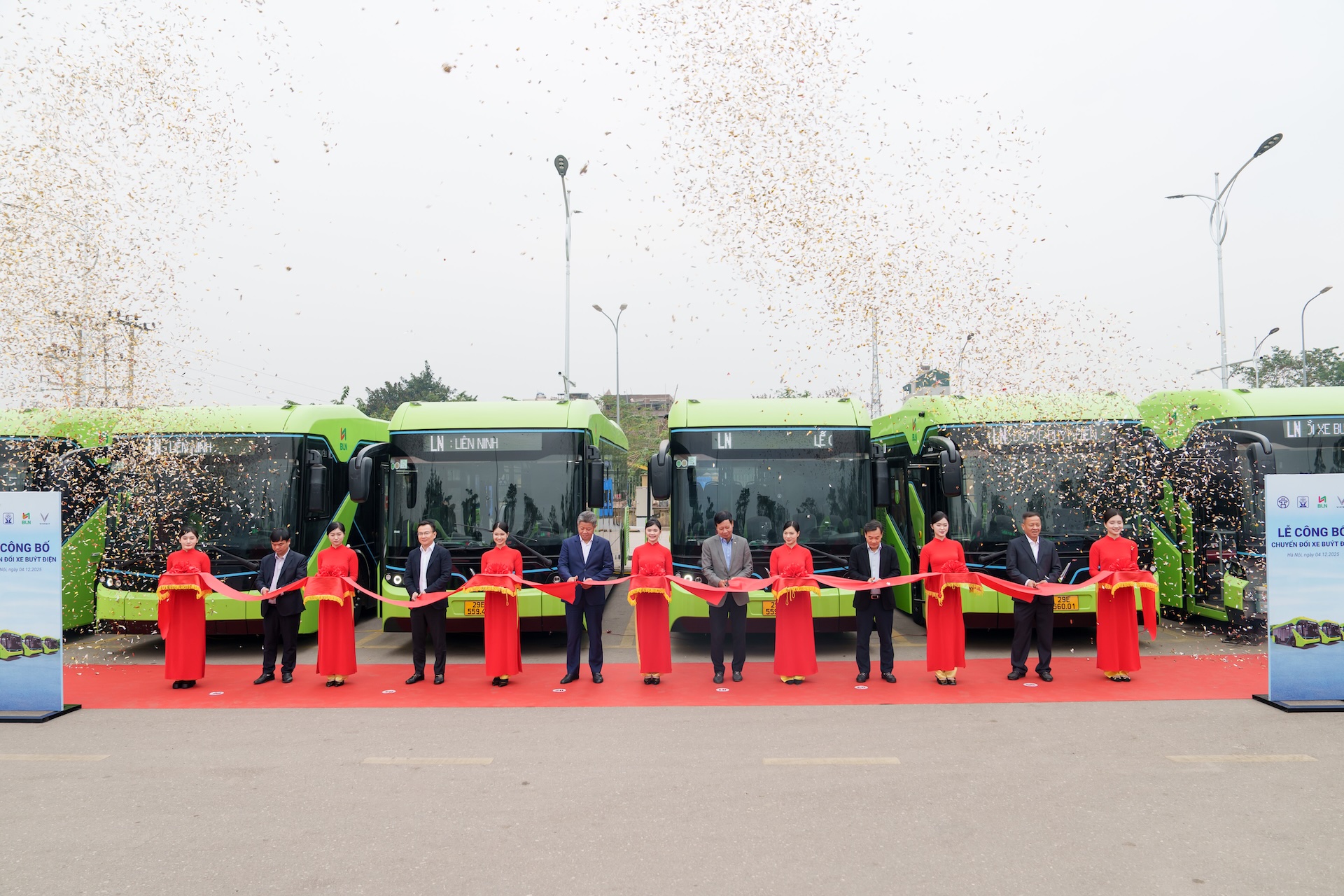Liên Ninh vừa đổi 100% đội xe sang buýt điện VinFast là "ai"?- Ảnh 1.