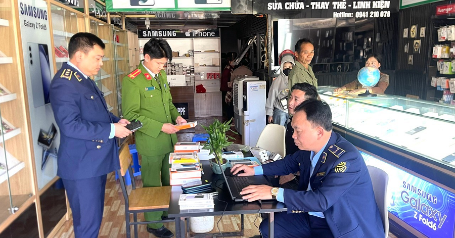 Lực lượng chức năng tỉnh Sơn La kiểm tra hàng hóa tại cơ sở kinh doanh Lực lượng chức năng tỉnh Sơn La kiểm tra hàng hóa tại cơ sở kinh doanh