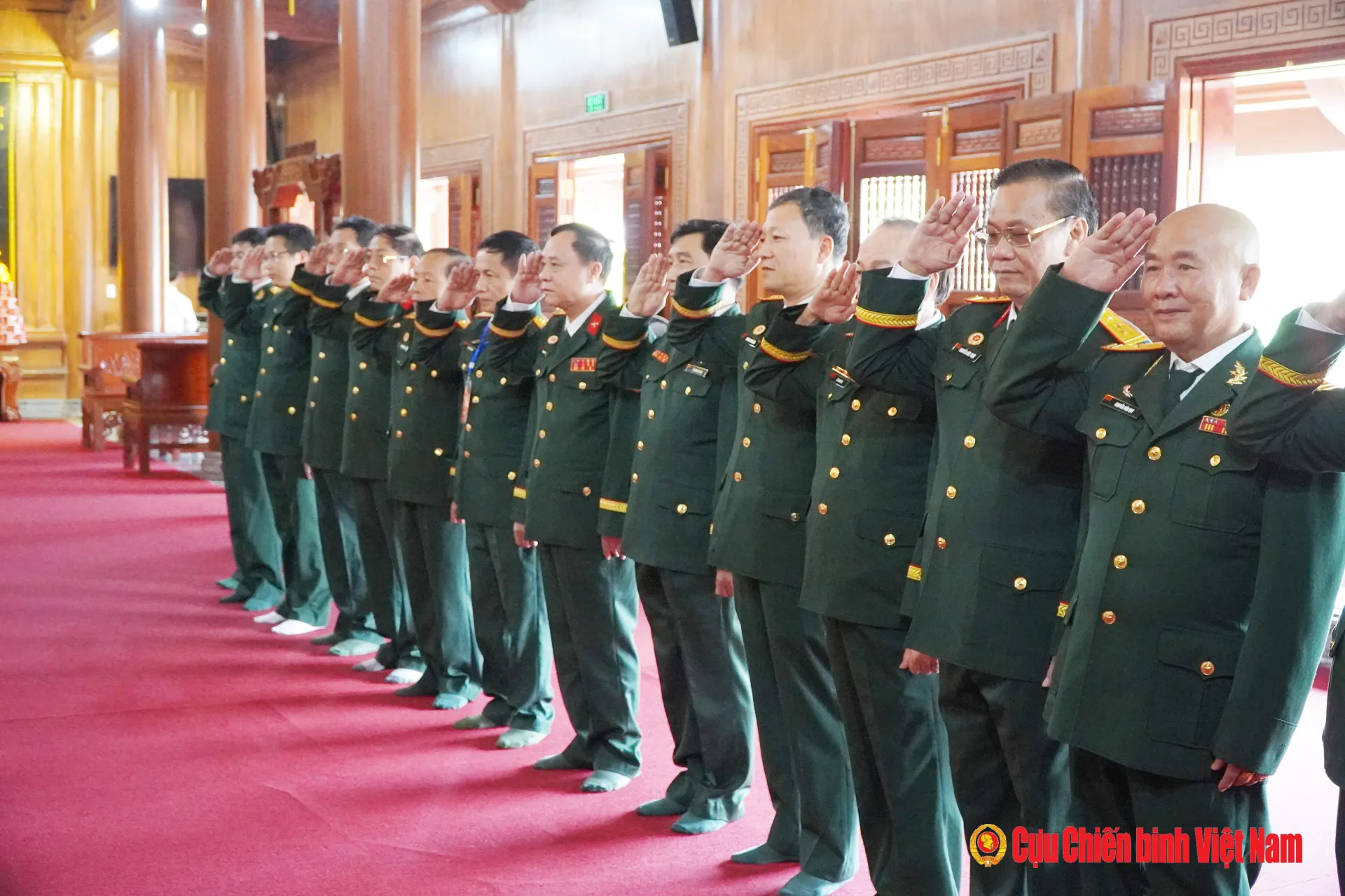 Đoàn đã đến dâng hoa, dâng hương tại Đền thờ Bác Hồ và các Anh hùng liệt sĩ tỉnh Quảng Trị binh-5-1744