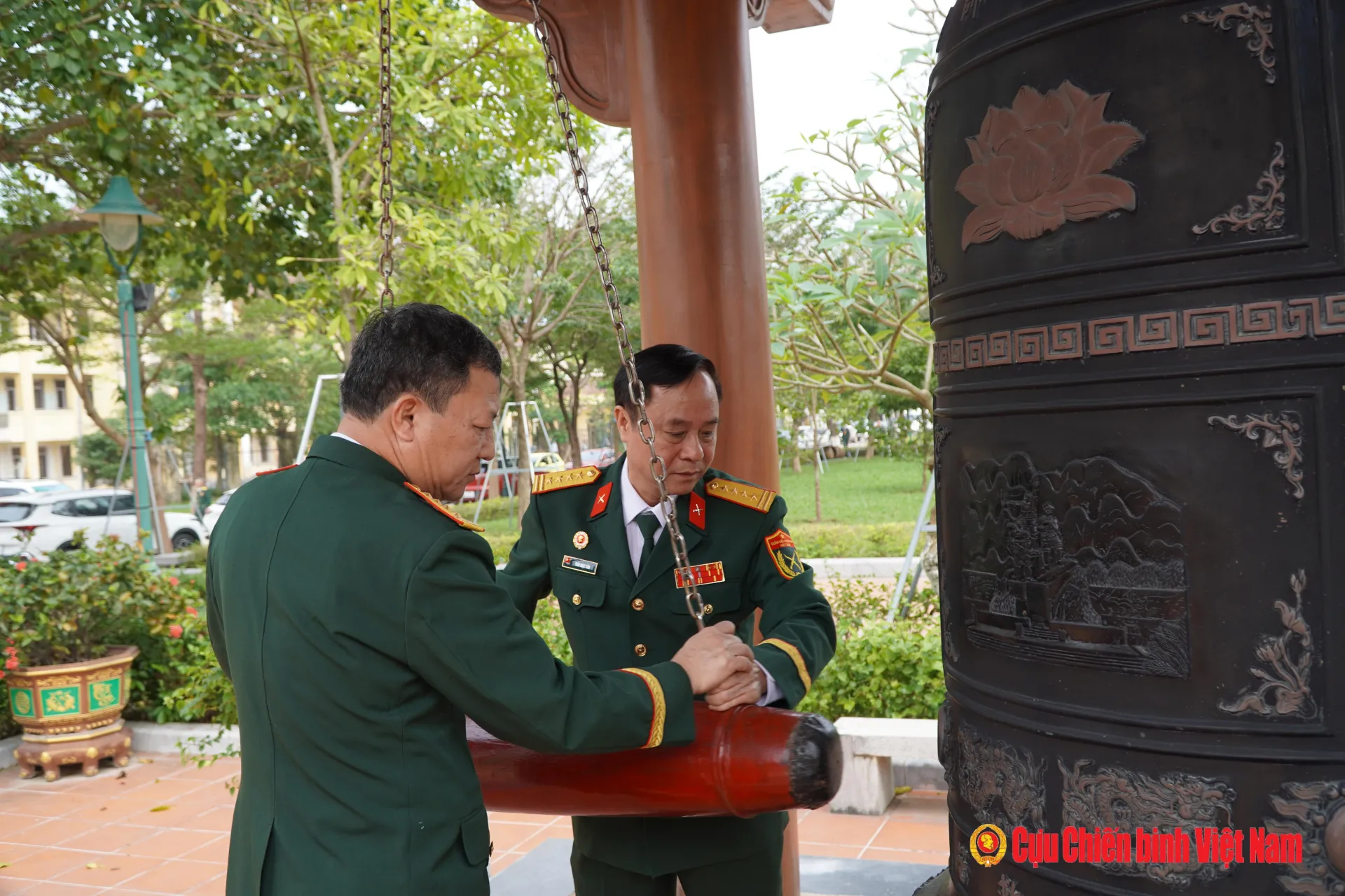 Thực hiện nghi thức tỉnh chuông tại Đền thờ Bác Hồ và các Anh hùng liệt sĩ tỉnh Quảng Trị binh-6-1745