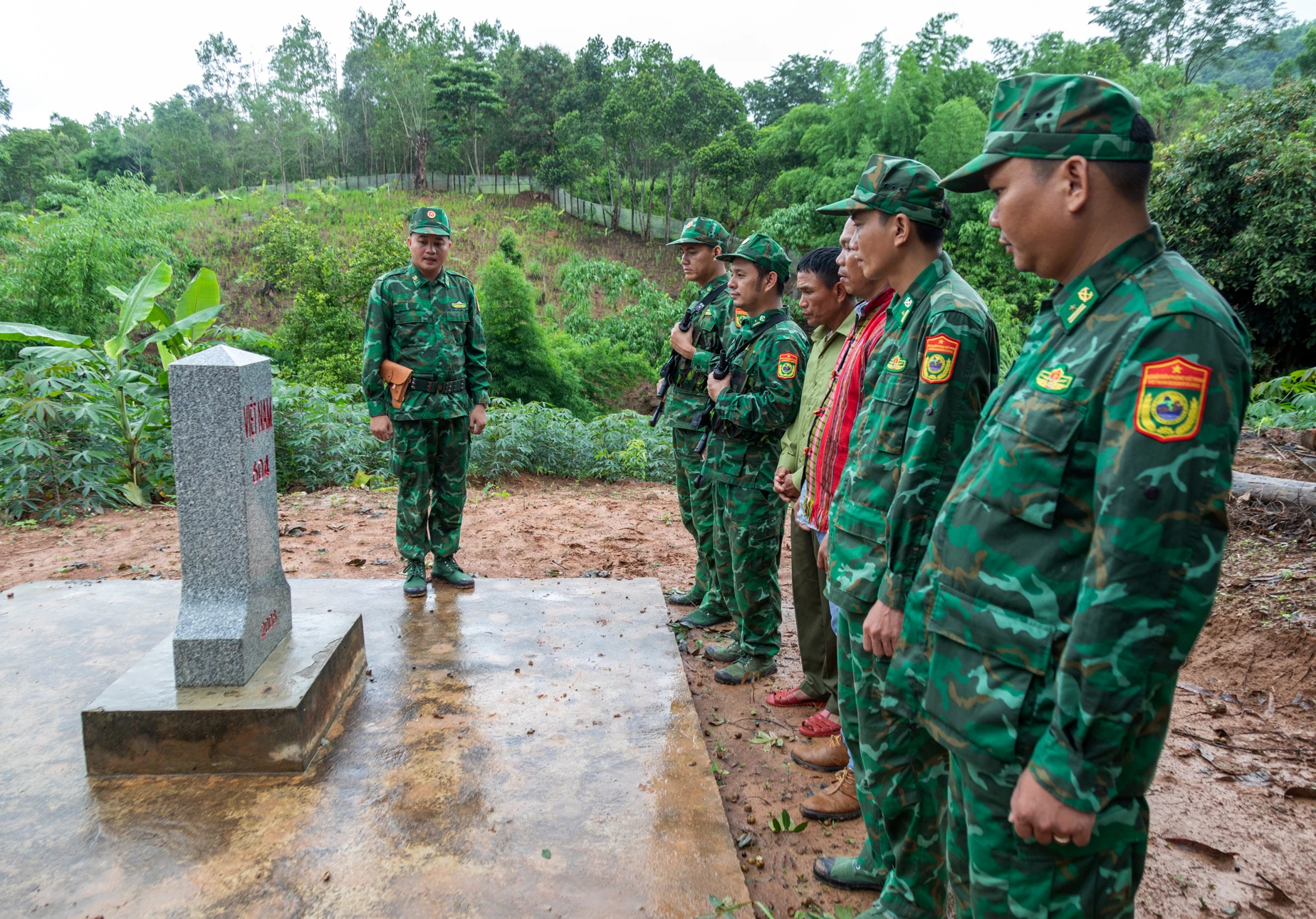 Bộ đội Biên phòng tuần tra, kiểm soát biên giới, mốc giới - Ảnh: T.L