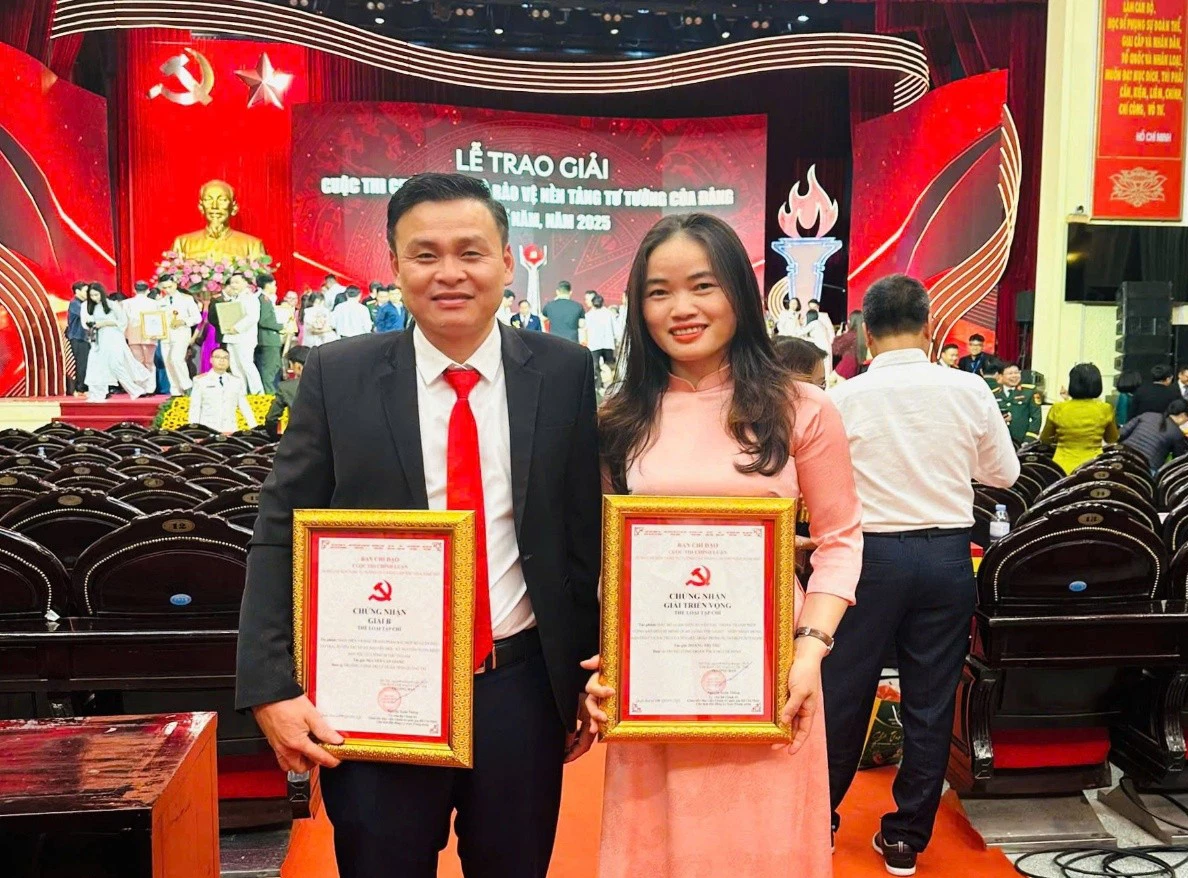 'Bảo vệ nền tảng tư tưởng của Đảng là trách nhiệm, cũng là sứ mệnh' 2 Anh Nguyễn Văn Giang (bên trái) nhận giải B Cuộc thi chính luận về bảo vệ nền tảng tư tưởng của Đảng năm 2025 - Ảnh: D.H