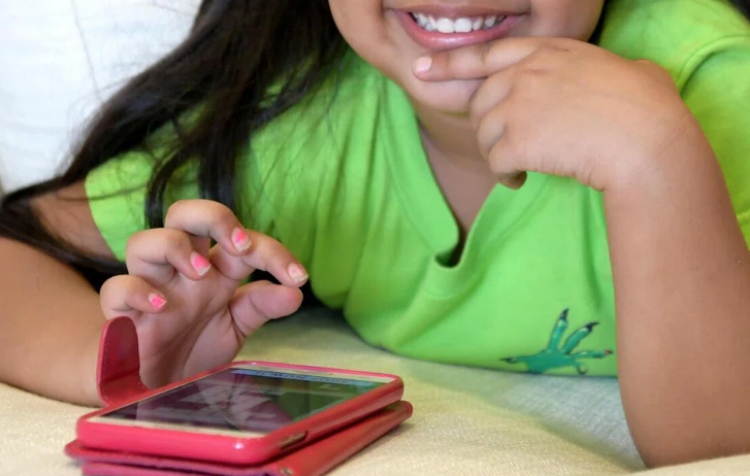 cho-tre-co-dien-thoai-thong-minh-_1765371202.png