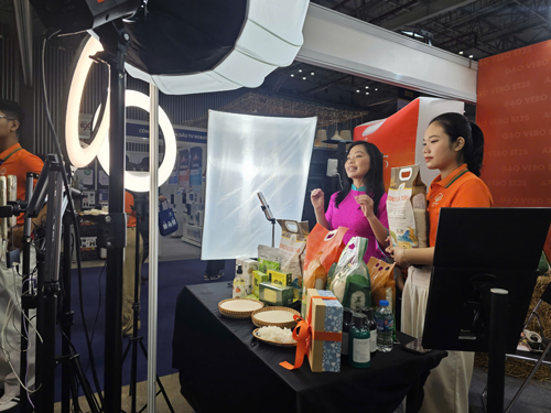 Bịt lỗ hổng hàng giả trên sàn - Ảnh 1.