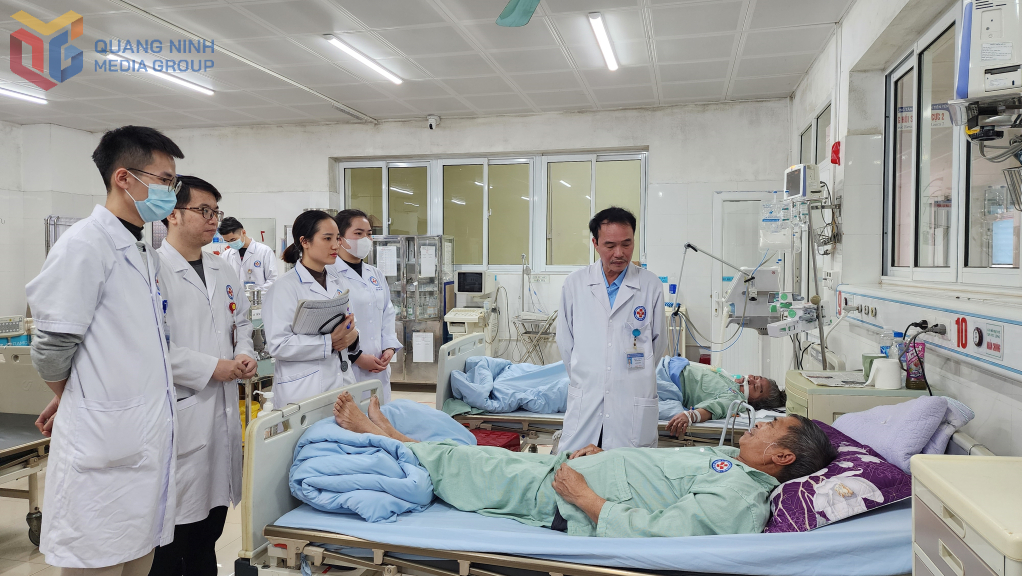 Các y, bác sĩ Khoa Cấp cứu - Hồi sức tích cực - Chống độc (Bệnh viện Đa khoa khu vực Tiên Yên) thăm, khám sức khỏe cho người bệnh