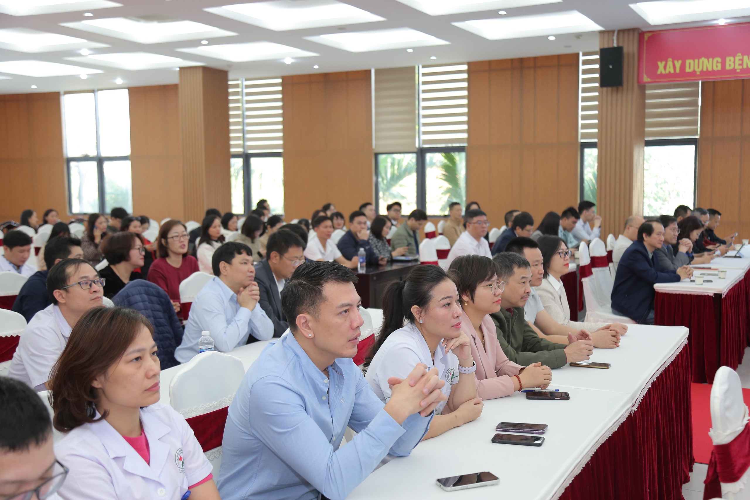 Đẩy mạnh chuyển đổi số, ứng dụng AI, hướng đến xây dựng bệnh viện thông minh tại Hà Nội- Ảnh 2. Đẩy mạnh chuyển đổi số, ứng dụng AI, hướng đến xây dựng bệnh viện thông minh tại Hà Nội- Ảnh 2.