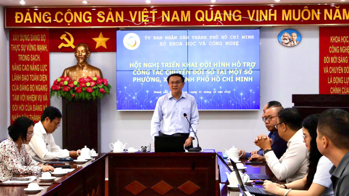 Sở Khoa học và Công nghệ hỗ trợ 54 phường, xã 1 Ông Lâm Đình Thắng chủ trì hội nghị triển khai đội hình hỗ trợ công tác chuyển đổi số cho xã, phường, sáng 31/12. Ảnh: An Phương
