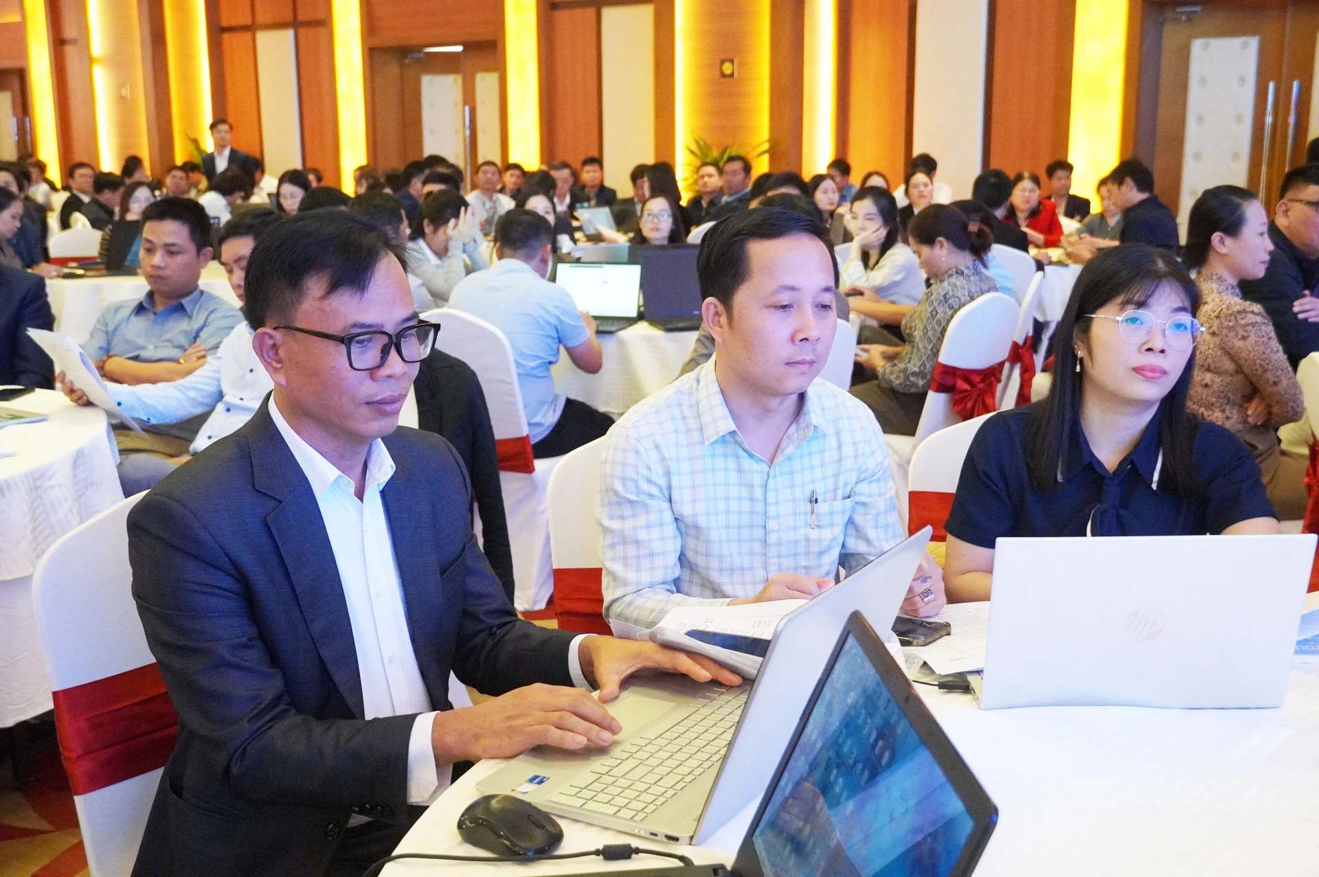 Tập huấn kỹ năng số và ứng dụng AI cho cán bộ quản lý và giáo viên 2 Học viên thực hành các nội dung trên máy tính - Ảnh: Nh.V