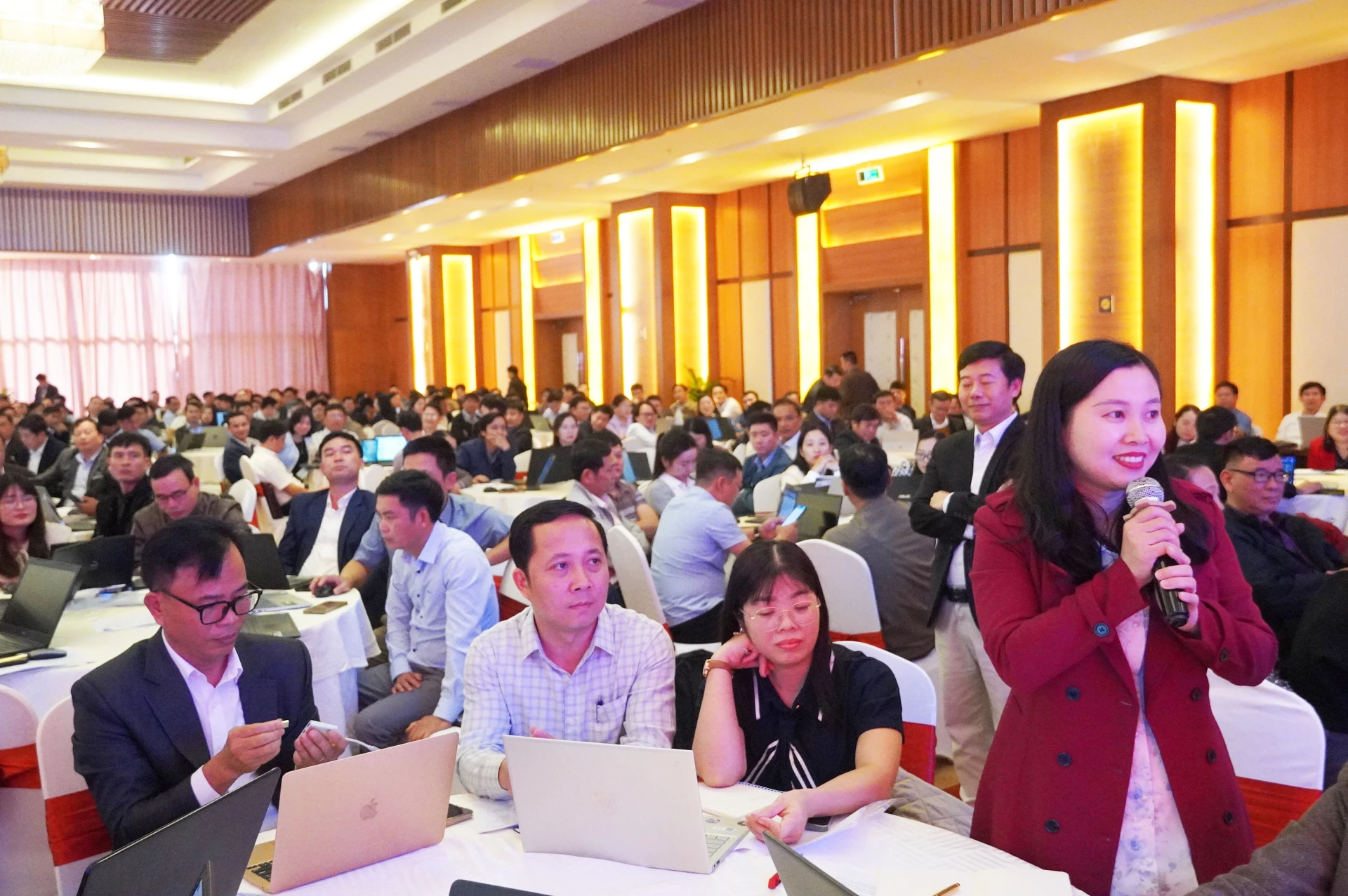 Tập huấn kỹ năng số và ứng dụng AI cho cán bộ quản lý và giáo viên 3 Học viên sôi nổi thảo luận tại khoá học - Ảnh: Nh.V