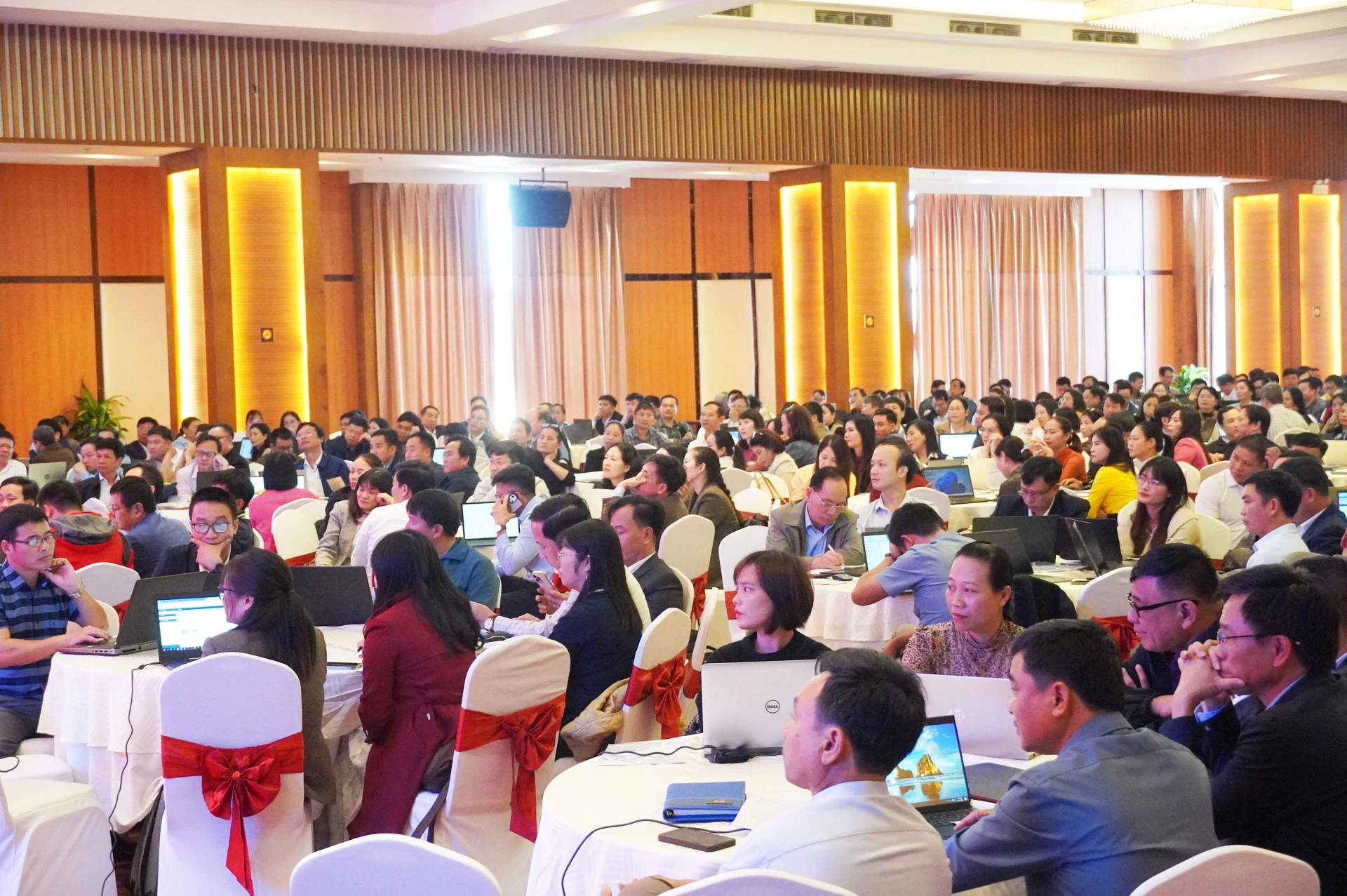 Tập huấn kỹ năng số và ứng dụng AI cho cán bộ quản lý và giáo viên 1 Khoá học được tổ chức nhằm hưởng ứng phong trào “Bình dân học vụ số” - Ảnh: Nh.V