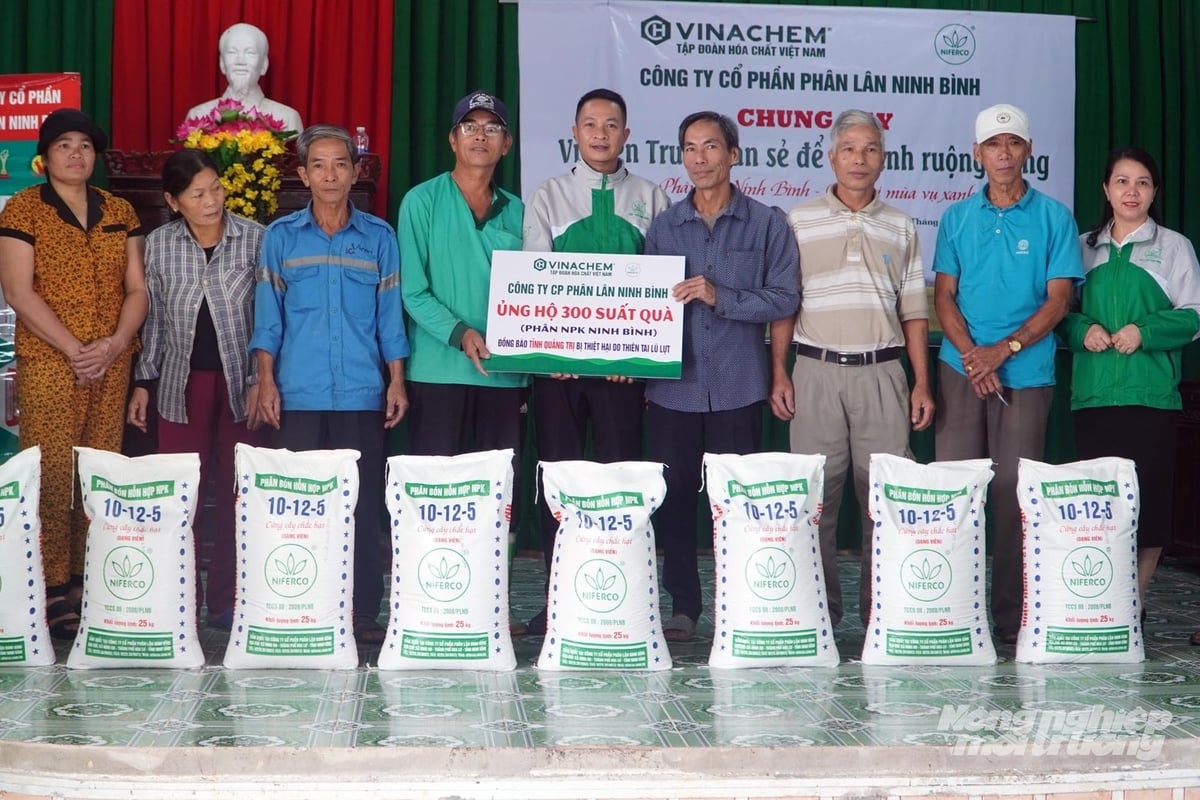  Công ty CP Phân lân Ninh Bình đồng hành cùng bà con vùng lũ Quảng Trị. Ảnh: Võ Dũng.