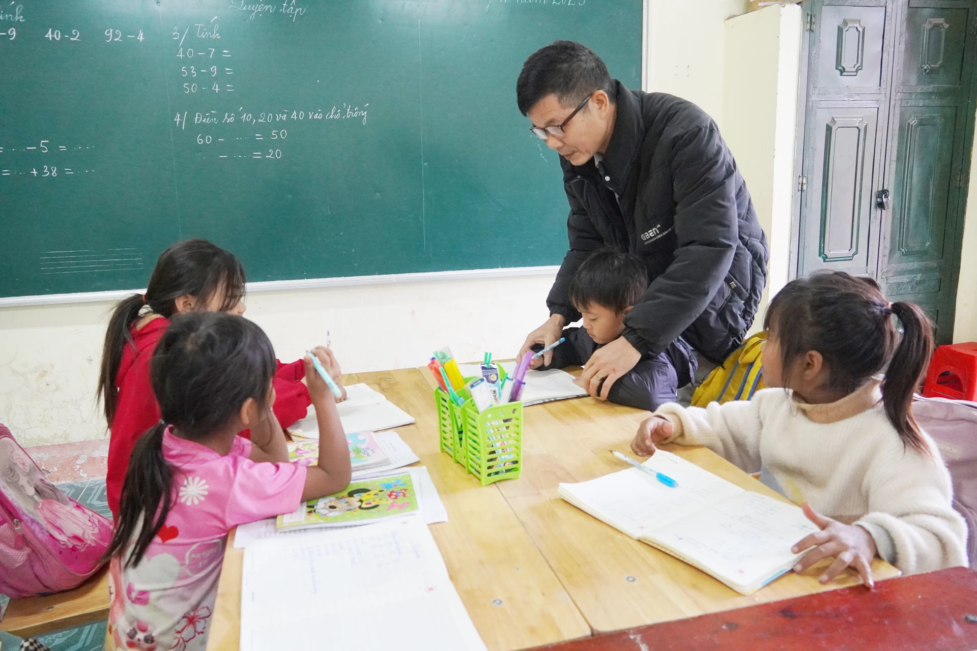 Thầy và trò điểm trường Cha Lo-Trường tiểu học Bãi Dinh đang dạy và học - Ảnh: X.V