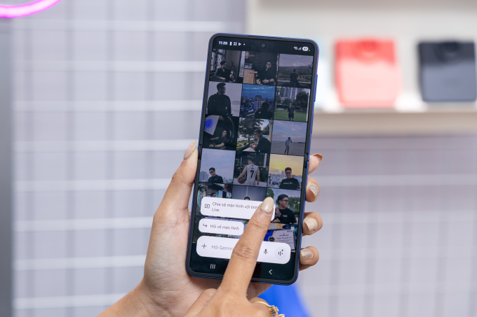 Người dùng tận dụng AI trên thiết bị. Ảnh: Samsung
