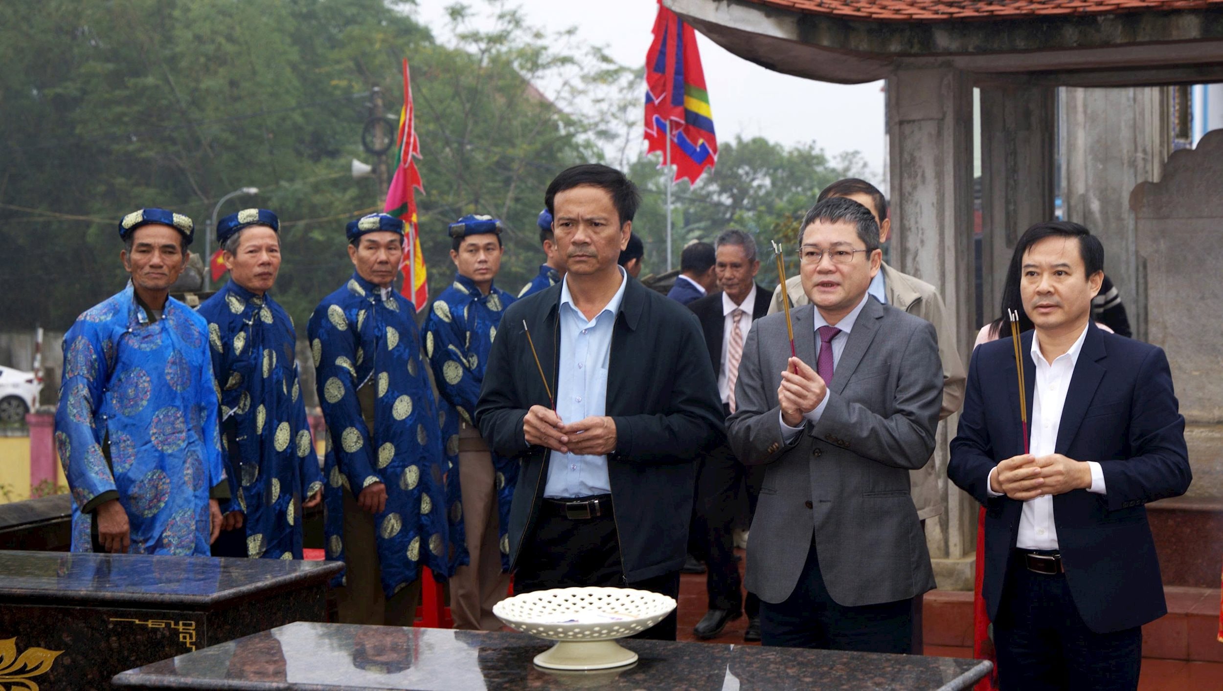 Quảng Trị đón nhận Di tích quốc gia đền Song Trung và mộ hai danh tướng triều Lê 2 gen-h-z7323426839776_9df2e4f42958f84e5ce3e4f0d91f022c.jpg