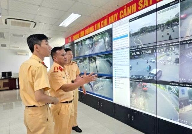 Lãnh đạo Phòng CSGT kiểm tra hệ thống camera giám sát tại Trung tâm thông tin chỉ huy CSGT. Ảnh: Phòng CSGT cung cấp. Lãnh đạo Phòng CSGT kiểm tra hệ thống camera giám sát tại Trung tâm thông tin chỉ huy CSGT. Ảnh: Phòng CSGT cung cấp.