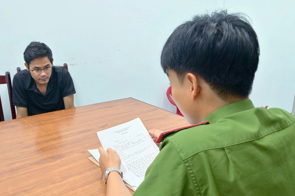 Tài xế taxi chiếm đoạt 36 triệu đồng từ điện thoại khách bỏ quên - 1