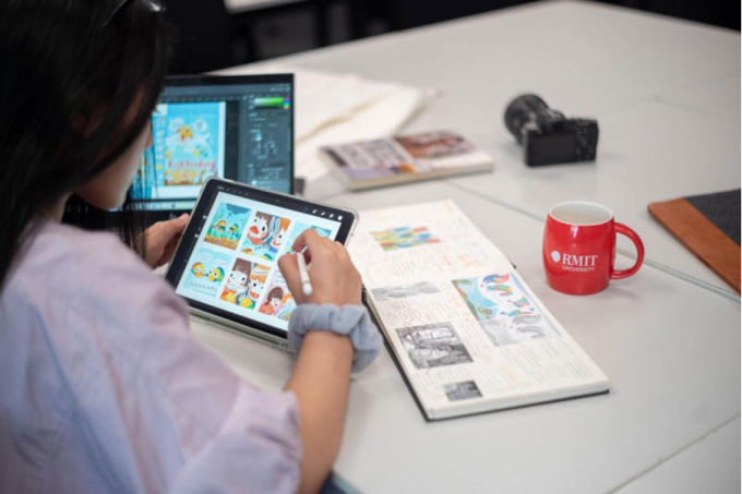 Cách AI định hình ngành thiết kế đồ họa 1 Sinh viên ngành thiết kế đồ họa có thể sử dụng AI như một công cụ hỗ trợ cho quá trình sáng tạo. Ảnh: RMIT Việt Nam