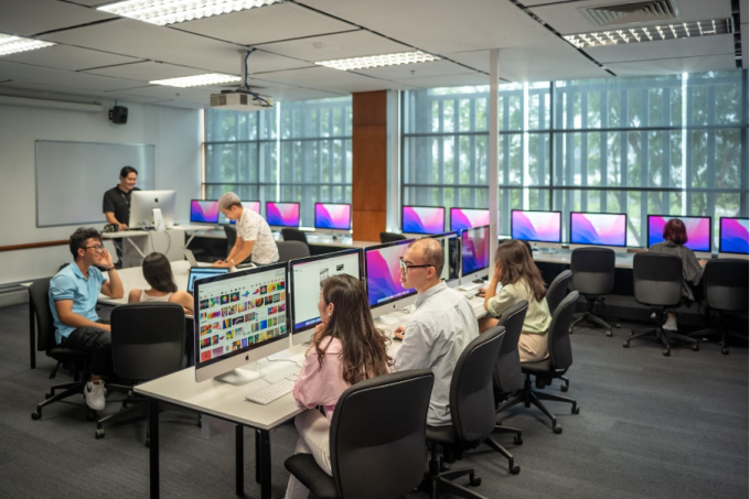 Cách AI định hình ngành thiết kế đồ họa 2 Sinh viên ngành thiết kế đồ hoạ học tại RMIT Việt Nam. Ảnh: RMIT Việt Nam