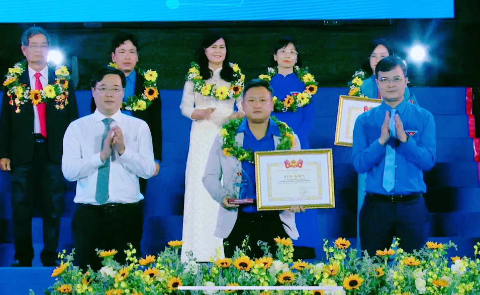 Tuổi trẻ Quảng Trị được tặng Giải thưởng “Tình nguyện Quốc gia” và “Tuổi trẻ sáng tạo” toàn quốc 2025 3 Anh Hoàng Minh Thành, chủ nhiệm Câu lạc bộ Pickup & SUV Quảng Bình là một trong 20 tập thể, cá nhân được nhận giải thưởng Tình nguyện quốc gia - Ảnh: T.L