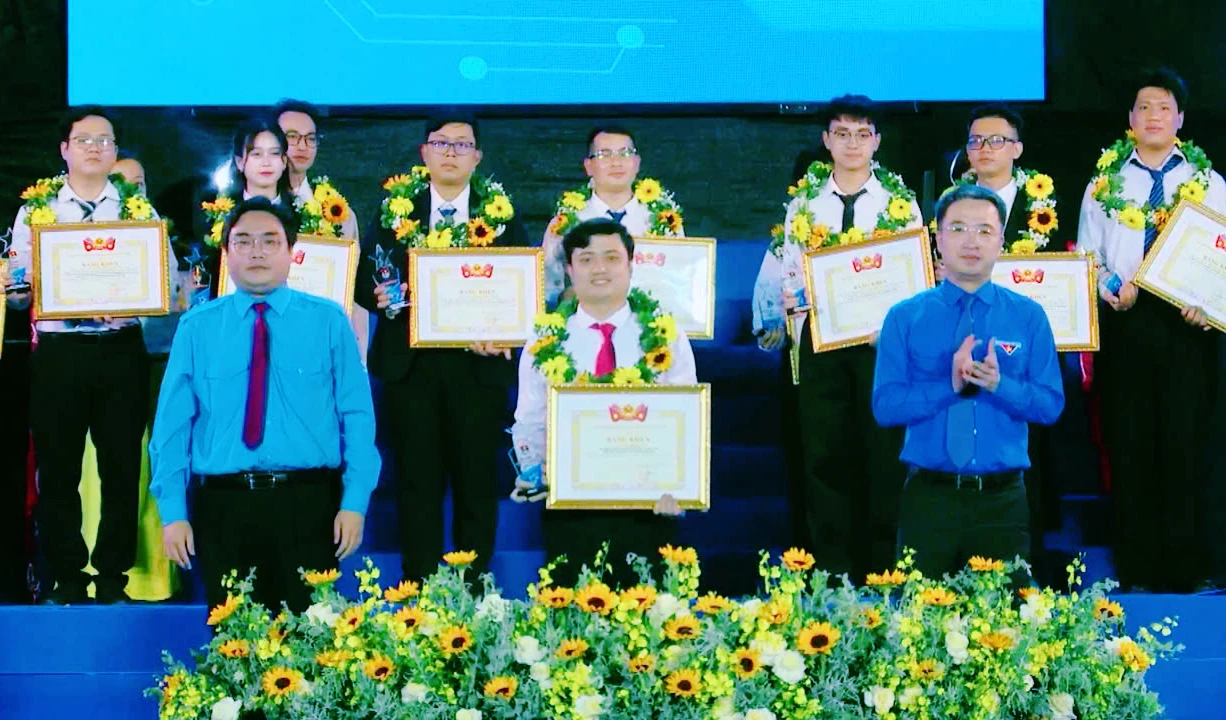 Tuổi trẻ Quảng Trị được tặng Giải thưởng “Tình nguyện Quốc gia” và “Tuổi trẻ sáng tạo” toàn quốc 2025 2 Anh Lê Ngọc Trí, Phó Bí thư Đoàn xã Nam Hải Lăng được vinh danh giải thưởng Tuổi trẻ sáng tạo năm 2025 - Ảnh: T.L