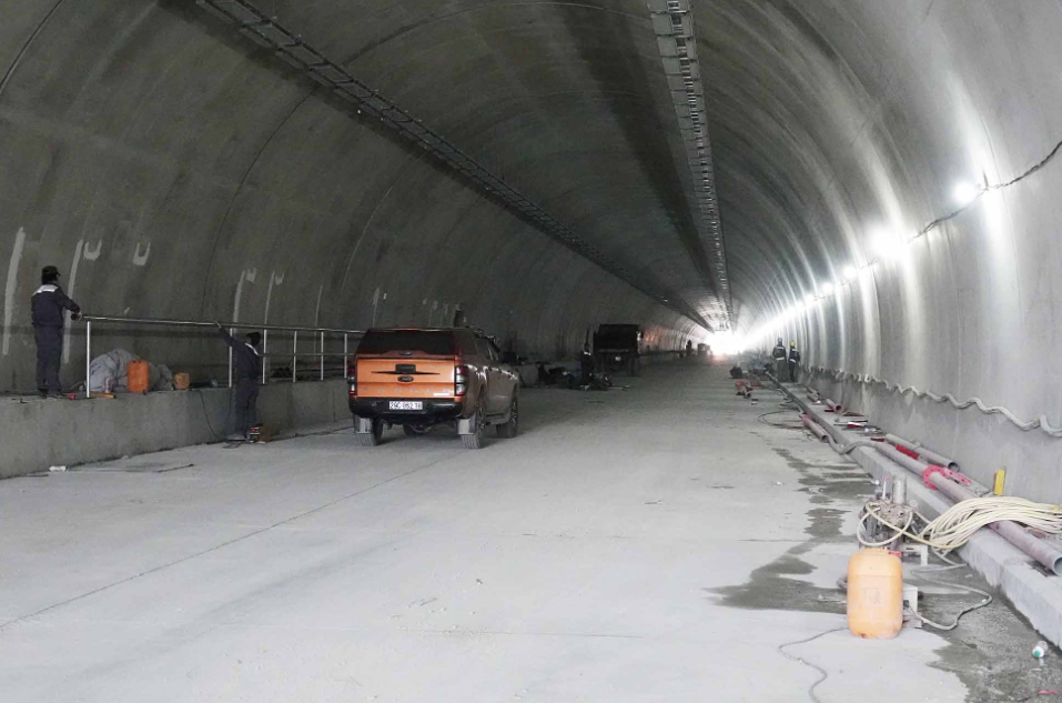 Hoạt động thi công bên trong hầm Đèo Ngang mở rộng nối liền Hà Tĩnh và Quảng Trị.