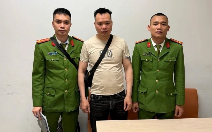 Lê Văn Hùng ra đầu thú 1 Công an tiếp nhận Lê Văn Hùng ra đầu thú. Ảnh: Pháp luật TP.HCM