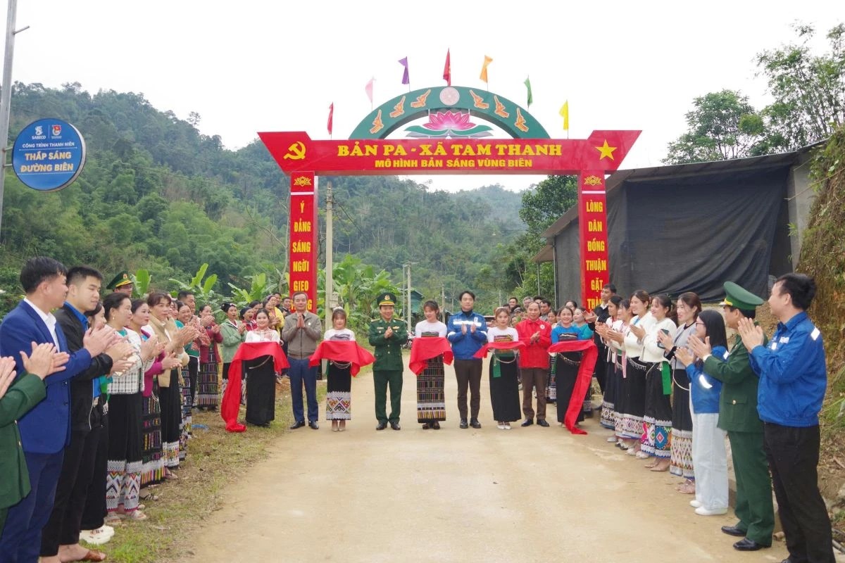 Đại diện Ban Chỉ huy BĐBP tỉnh, Hội Chữ thập đỏ tỉnh, Công ty TNHH Lọc hóa dầu Nghi Sơn, UBND xã Tam Thanh cắt băng khánh thành bàn giao hạng mục cổng chào, đèn năng lượng mặt trời cho Nhân dân bản Pa. Đại diện Ban Chỉ huy BĐBP tỉnh, Hội Chữ thập đỏ tỉnh, Công ty TNHH Lọc hóa dầu Nghi Sơn, UBND xã Tam Thanh cắt băng khánh thành bàn giao hạng mục cổng chào, đèn năng lượng mặt trời cho Nhân dân bản Pa.