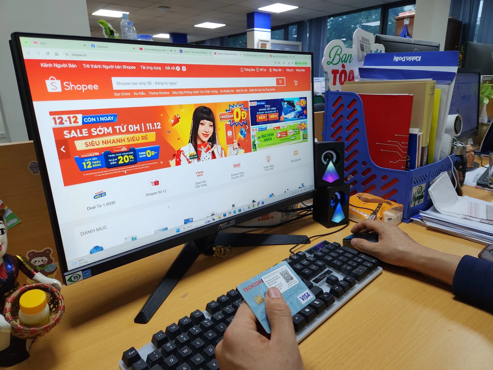 Hình ảnh 1 nguoi tieu dung mua hang tren mang dien tu anh hai linh 1765455551