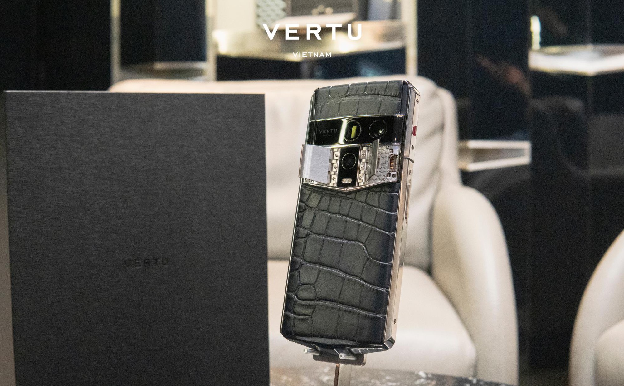 Người dùng Việt đang tò mò điều gì ở điện thoại AI của Vertu? 1 Vertu - Ảnh 1.