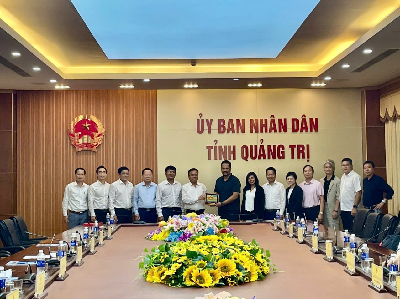 Nghiên cứu kỹ việc xây dựng tổ hợp công nghiệp hàng không tại sân bay Quảng Trị 2 Lãnh đạo UBND tỉnh Quảng Trị tặng quà lưu niệm và chụp ảnh lưu niệm với các nhà đầu tư.