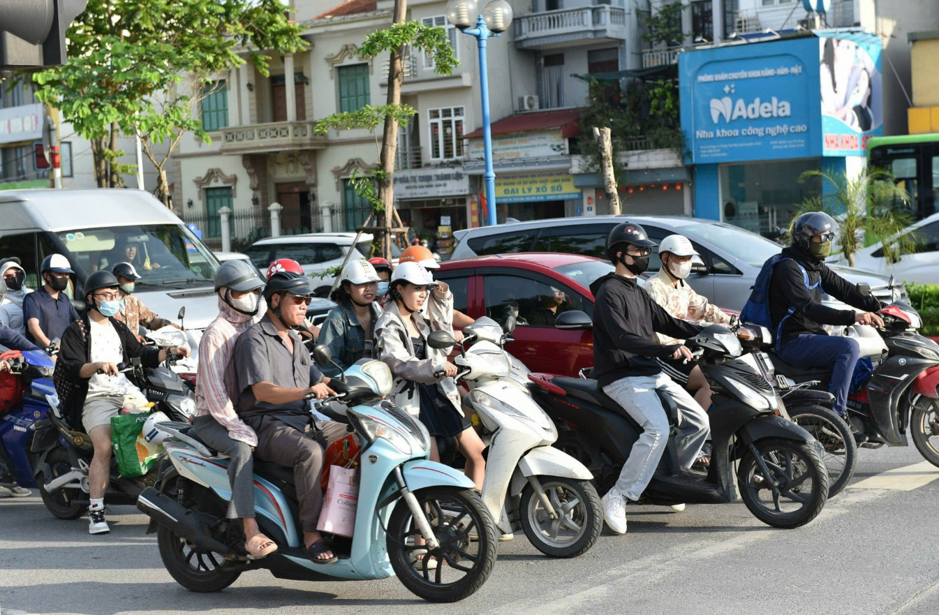 Không buộc đổi xe xăng đồng loạt để ưu tiên một số nhà cung cấp xe điện, mà chuyển đổi theo lộ trình tự nhiên của chu kỳ thay thế phương tiện 1 PGĐ Sở Xây dựng Hà Nội: Thành phố không đặt ra việc ‘buộc chuyển đổi xe xăng đồng loạt để ưu tiên cho một số đơn vị cung cấp xe điện’ - Ảnh 1.