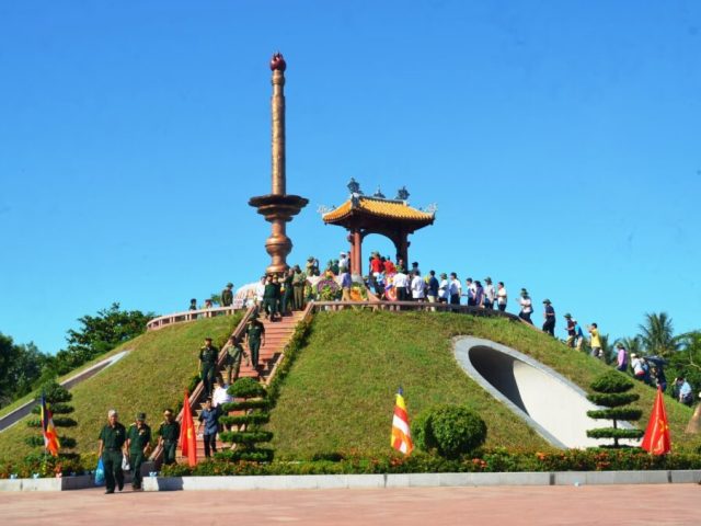 Dòng người vào dâng hương viếng anh hùng liệt sĩ tại Đài Tưởng niệm trong khuôn viên Thành cổ Quảng Trị.nằm bên dòng sông Thạch Hãn.