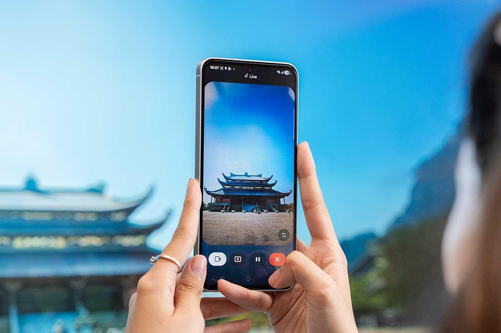 Thiết kế đẹp, chụp ảnh chất và đầy đủ tính năng thông minh 2 top_smartphone_2025_003.jpg (183 KB)